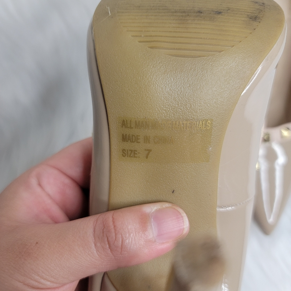 Nude patent leather heels gold studs. - Picture 6 of 8